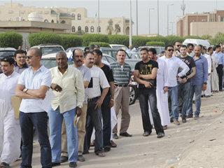 طوابير المصريين فى الخارج تفضح فشل «مؤامرات المقاطعة»!