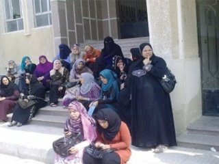 طالبات على رصيف الجامعة!