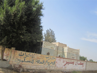 100 إخوانى يحتفلون بذكراه بتحطيم تمثاله