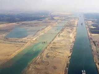 العمال يحفرون القناة أحرارًا