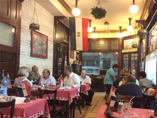 يعيش المثقف على مقهى ريش