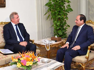 بريطانيا تمنح «الحصانة السياسية» للسيسى