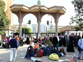 طلاب المدن الجامعية على الرصيف انتظاراً للفرج