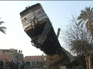 وزير النقل.. «ما بيعرفش يوقف القطر»