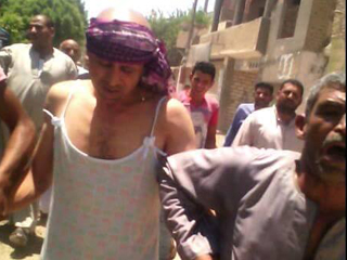 باع صور زوجته الجنسية لتسديد ديونه وشرب المخدرات