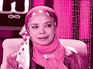 شحن قطع فى عربة نقل.. «غير لائق»