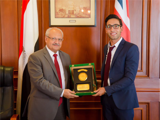 طالب يخترع دروعا أخف وأرخص 04٪