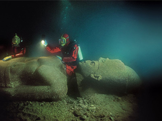 كيف صنعت روما الثورة على كليوباترا؟