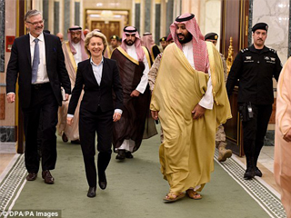 سعوديون يطالبون بالقبض على وزيرة دفاع ألمانيا لرفضها ارتداء الحجاب