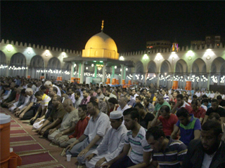 حظر ميكروفون «التراويح» فيه شفاء للناس