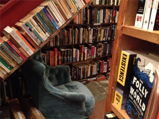 السُلّم  رفّ للكتب!