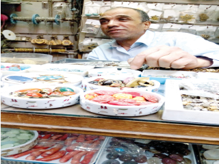 يرفع شعار «لكل داء حجر»: سقوط «العِلم» ..فى شارع الصالحية!