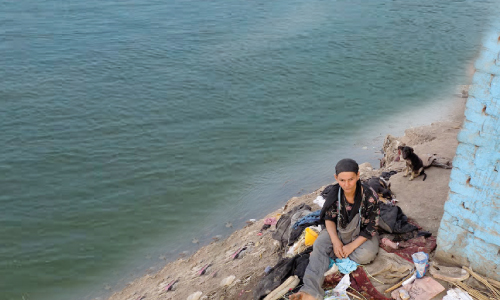 «سكان الترعة» حياة على شاطئ الألم