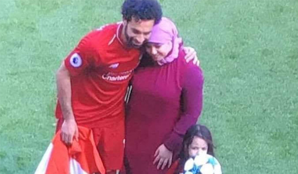 التربص بزوجات اللاعبين!