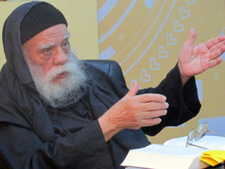 كاتم أسرار الأب متّى المسكين يهاجم المنقلبين عليه: الأب باسيليوس المقارى: أخشى من تطور صراع البابا والأساقفة!