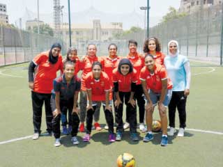 نساء حول «الساحرة المستديرة»!