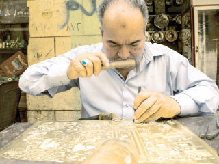 «ورش النحاس».. النقش على خطى الأجداد