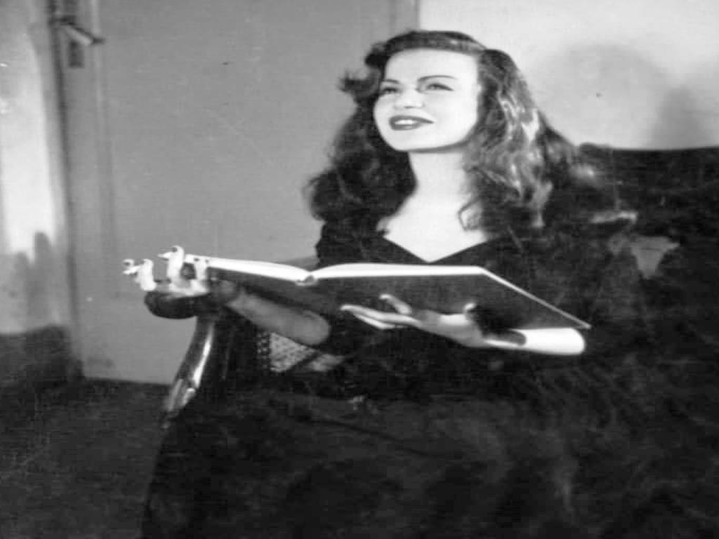 سيدة الإغراء الأولى