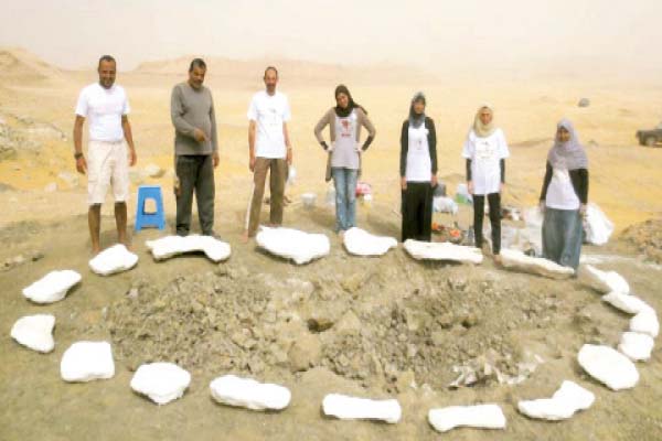 مصرية فى «حديقة الديناصورات»!