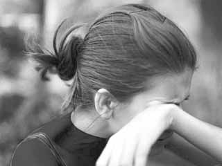 مطلقات خلف «الجدار العازل»!