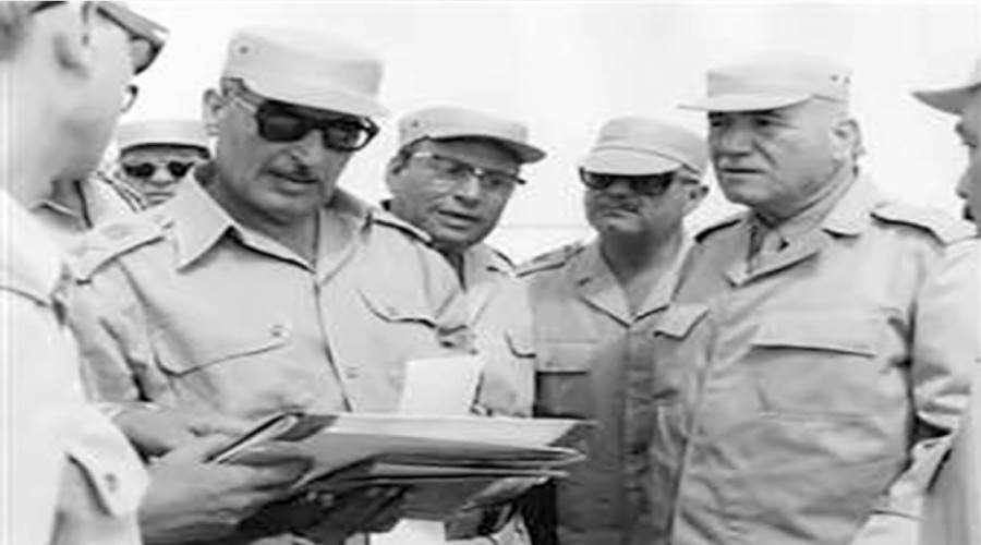 أحمد إسماعيل وزير الحربية يستمع باهتمام للفريق واصل أثناء مشروع تكتيكى عام 1973
