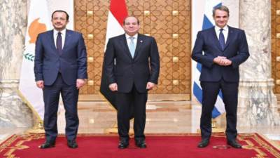 القاهرة شهدت القمة العاشرة للآلية الثلاثية بين مصر وقبرص واليونان.. الرئيس السيسي: المنطقة لا تتحمل المزيد من المغامرات التى قد تهز استقرارها وتعصف بدولها