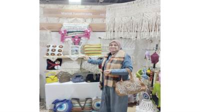 من المَعارض المدرسية إلى الشهرة فى مجال الحِرَف اليدوية رحلة منال عبدالفتاح مع الحرف اليدوية لتحقيق حياة كريمة