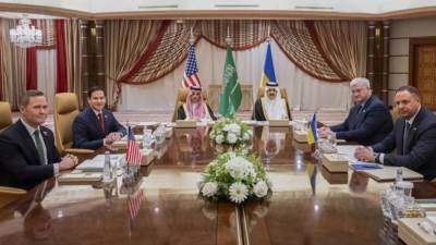 اتفاق الرياض بين روسيا وأوكرانيا على هدنة بحرية وضمان سلامة الملاحة فى البحر الأسود موسكو تتعهد بملاحة آمنة وكييف تؤكد التزامها  الاتفاق.. وزيلينسكى يرفض أى تخفيف للعقوبات