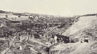 شاهد عيان على جسارة شعب يصون مقدراته بالسلاح والتنمية.. قناة السويس فى حماية المصريين