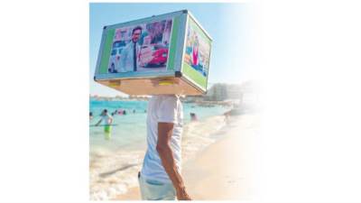 صناع السعادة الحقيقيون خلف الكواليس