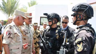 وزير الدفاع يلتقى بعدد من مقاتلى القوات الخاصة 