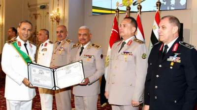 وزير الدفاع يُكرم قادة القوات المسلحة الذين أوفوا العطاء