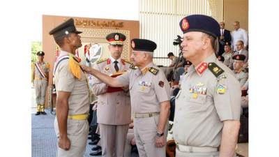 وزير الدفاع يشهد حفل تخرج الدفعة (168)  من كلية الضباط الاحتياط