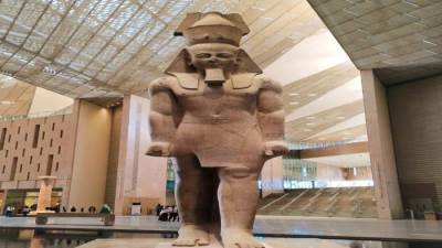 رمسيس الثانى يستقبل الزوار فى البهو العظيم