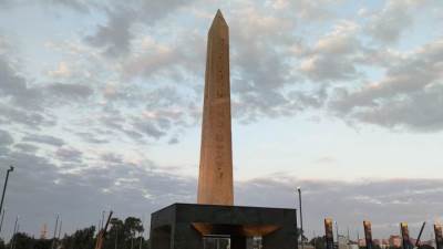 المسلة المعلقة تاريخ كبير قادم من صان الحجر