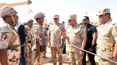 وزير الدفاع  يشهد إجراءات تفتيش الحرب لأحد تشكيلات المنطقة المركزية العسكرية