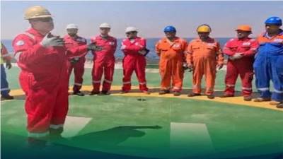رئيس خدمات البترول البحرية يتفقد البارج 11 لمتابعة أعمال إنزال الخط البحرى 4 بوصة بمشروع تنمية حقل الزعفرانة البحرى