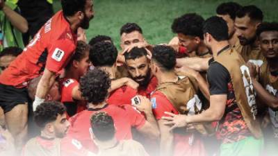 إنجاز عابر للقارات صحف العالم تتغنى بـ«منتخب العميد» بعد موقعة نيوزيلندا