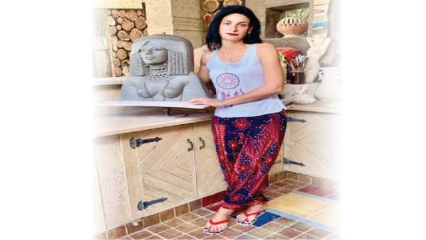 الفنانة التشكيلية منى غريب  «نحاتة» تمنح  روحـًا وفكرًا الطين