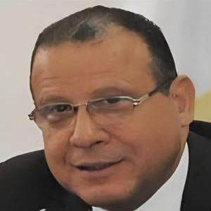 العمال ينتظرون هدايا الرئيس فى عيدهم
